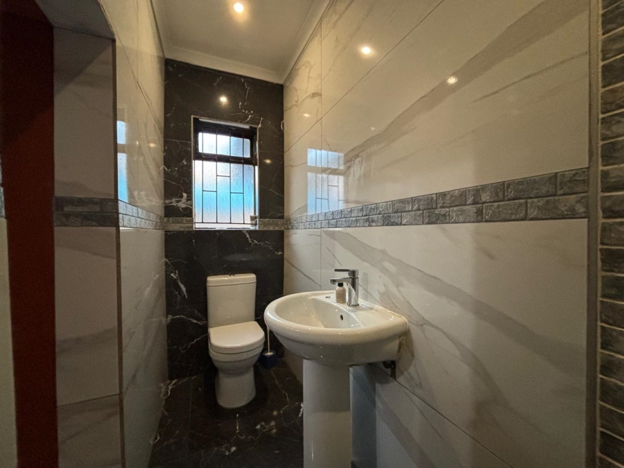5 Bedroom Property for Sale in Electric City Western Cape